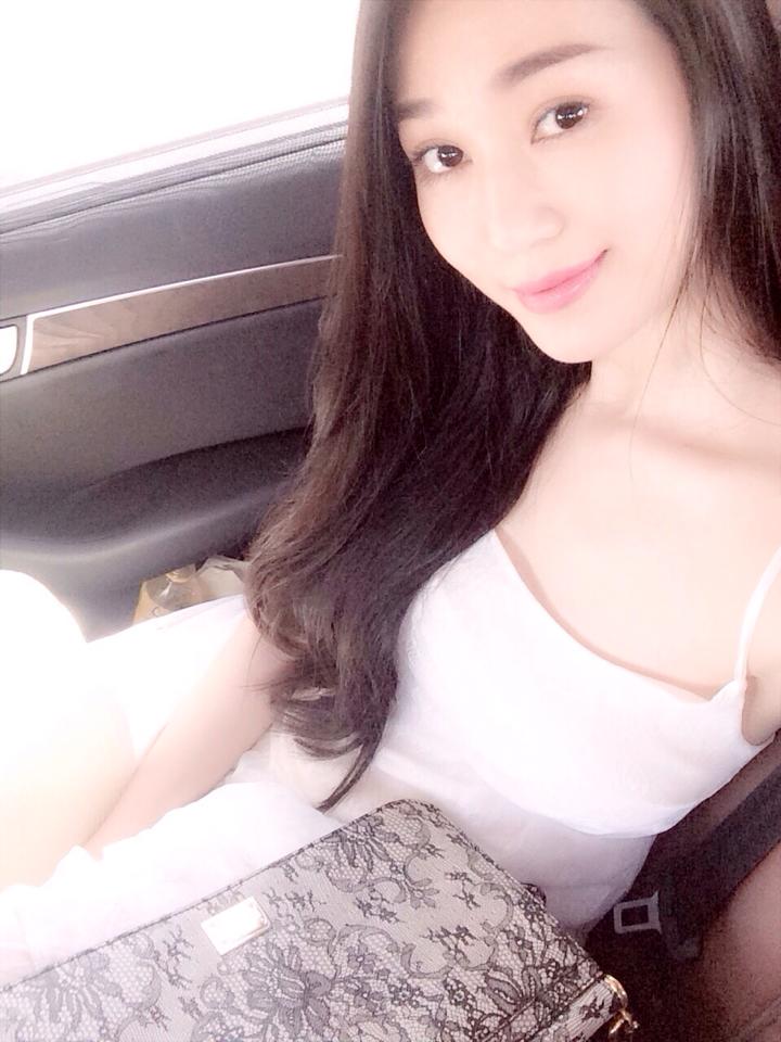 Khánh My ít khi xuất hiện trong những bộ ảnh tiết kiệm vải. Trang phục cô thường xuyên chọn mặc xuất hiện trong các sự kiện và bộ ảnh là đầm dạ hội quyến rũ.