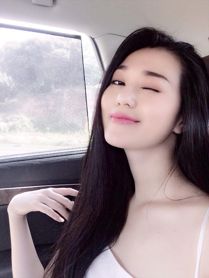 Khánh My thường xuyên khoe hình ảnh tự sướng đáng yêu trong xế hộp.