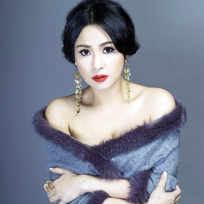 Vẫn là đôi mắt trong veo, hồn nhiên như thiếu nữ mới lớn, nhưng lại thăm thẳm của một người phụ nữ đã trải qua những hỉ, nộ, ái, ố của cuộc đời.