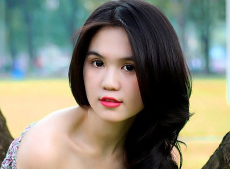 Với khuôn mặt bầu bĩnh, đôi mắt hút hồn. Ngọc Trinh khiến các "đấng mày râu" nghiêng ngả.