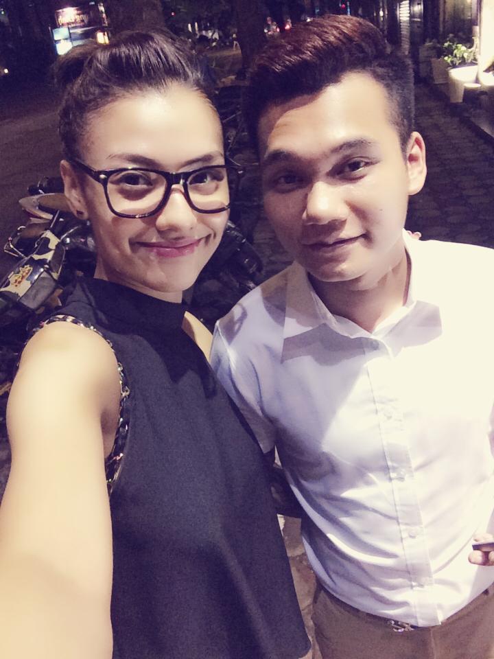 Trinh Hồng Quế động viên "anh trai" thân thiết khi thấy Khắc Việt lo lắng, tất bật chuẩn bị cho liveshow "Yêu" vào ngày 23/8 tới.Cố lên Anh... Gia đình, anh em và những người hâm mộ Anh, yêu thương Anh, tất cả sẽ luôn sát cánh và dõi theo ủng hộ Anh hết lòng.... Cố lên Anh trai em!"