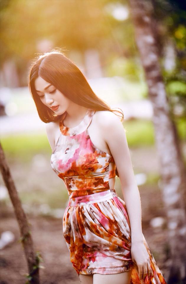 Khánh My xinh tươi trong nắng sớm.