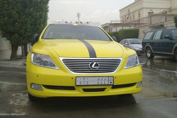 Lexus LS460 với màu vàng chanh khá đặc biệt.