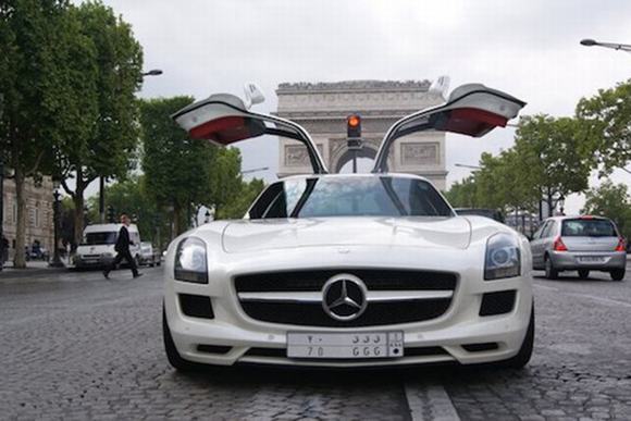 Mercedes SLS.
