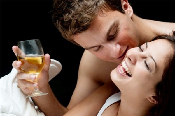 Có một chút say... nhẹ. Say nhẹ là lúc người đàn ông trông hấp dẫn nhất. Tất nhiên không kể đến những tay bợm bê tha suốt ngày chỉ biết đến bia rượu. Trong một cuộc vui với bạn bè khi đã ngà ngà thấm men bia, đàn ông có một vẻ gì đó vô cùng hấp dẫn mà cánh phụ nữ khó có thể giải thích.
