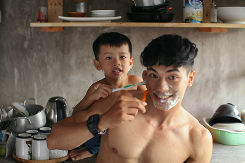 Cộng đồng mạng say lòng với bộ ảnh "Gà trống" của bố đơn thân và con trai.