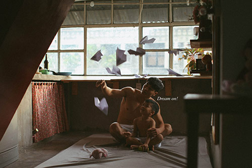 Bối cảnh bộ ảnh được thực hiện trong một căn bếp nhỏ, có chút bừa bộn nhưng lại vô dùng thoải mái, bình dị và đem đến cho người xem cảm giác gắn kết tuyệt vời của tình cha con.