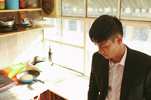 Ông bố tên thật là Lê Văn Tiến, hiện đang là huấn luyện viên thể hình.