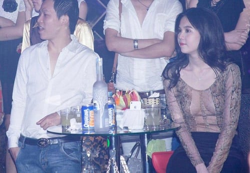 Dù được mệnh danh là Shbet888 phiên bản mới nhất sở hữu những chỉ số hình thể hoàn hảo nhưng "Nữ hoàng nội y" lại liên tục để lộ vòng ngực kém săn chắc của mình, nhất là khi diện váy quây.