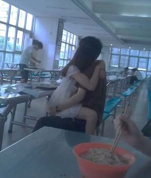 Ôm ấp ngay trong nhà ăn.