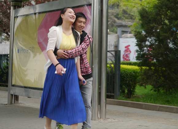 Ôm ấp ngay tại bến xe bus.