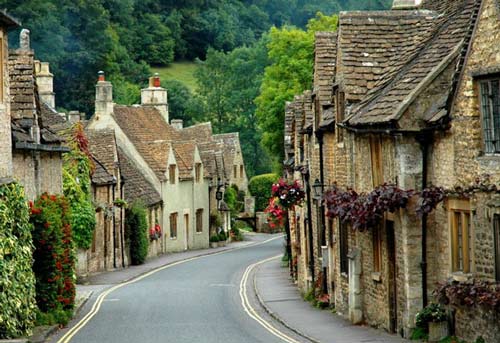 Castle Combe là một ngôi làng nhỏ ở Wiltshire (Anh). Castle Combe được coi là ngôi làng đẹp nhất nước Anh bởi cảnh sắc, kiến trúc các tòa nhà ở đây, trong đó vẫn còn các nhà thờ từ thời trung cổ.
