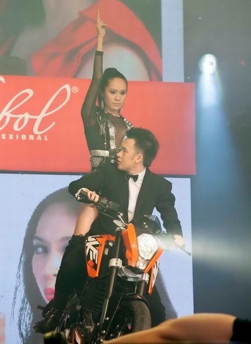 Dương Triệu Vũ và Thanh Thúy cũng từng khiến cả sân khấu "lóa mắt" khi mang cả mô tô vào tiết mục biểu diễn trong tiết mục của mình