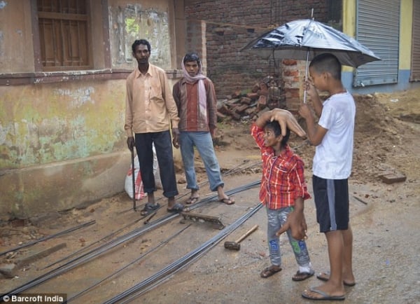 Bố mẹ Kaleem đang đi kêu gọi lòng hảo tâm, quyên góp tiền để chữa bệnh cho đứa con tội nghiệp.