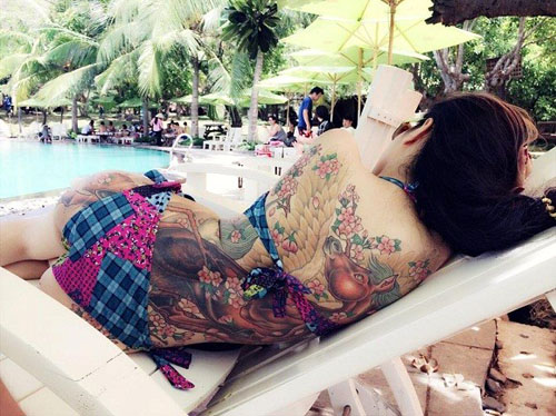 Nguyễn Thị Phương Anh đang nổi đình đám trên mạng xã hội vì những hình xăm ngựa tràn lưng của mình.