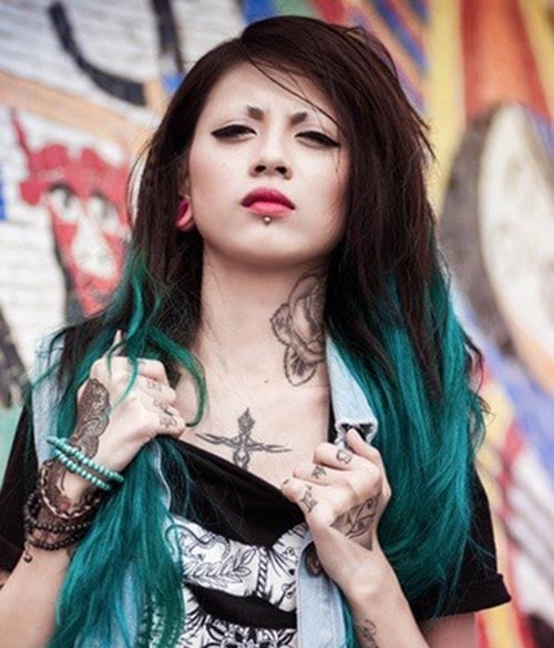 Hay hình cây thánh giá trên ngực với ý nghĩa của sự hồi sinh.