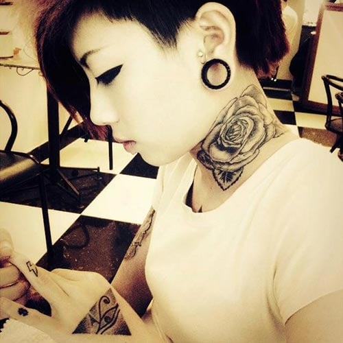 Lee Zin có rất nhiều hình xăm khác nhau như bông hoa hồng trên cổ...