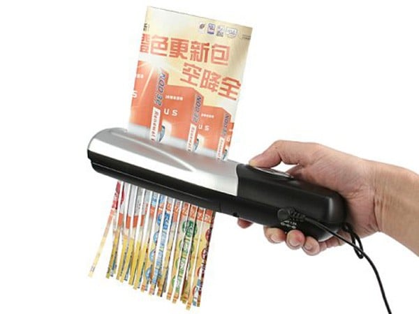 Cầu kỳ hơn, nếu bạn cần hủy các tài liệu một cách "chính thống" nhất ở bất cứ đâu, chiếc máy có giá khoảng 17 USD này sẽ trở nên cực kỳ phù hợp. Nó có khả năng cắt 5 trang giấy cỡ A6 mỗi lần.