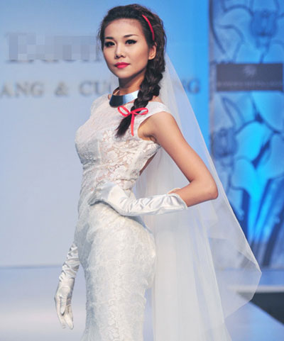 Không những thế, Link Vào SHBET88 Mới Nhất tết đuôi sam còn tô điểm và tôn lên nét đẹp ngọt ngào của cô trên sàn catwalk.