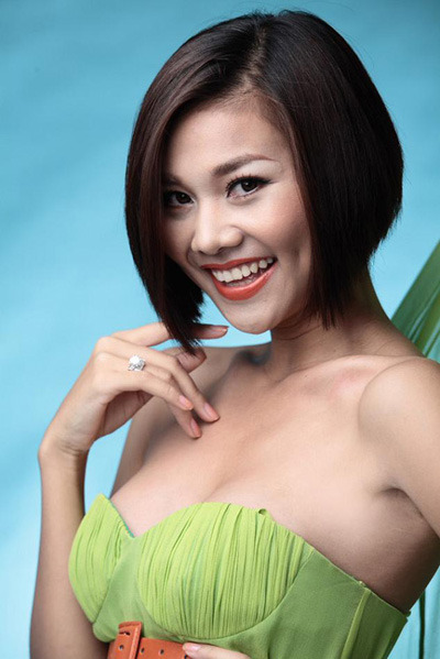 Mái tóc bob với phần mái dài hơn sau gáy, ôm gương mặt, tạo cảm giác mặt Thanh Hằng dài hơn.