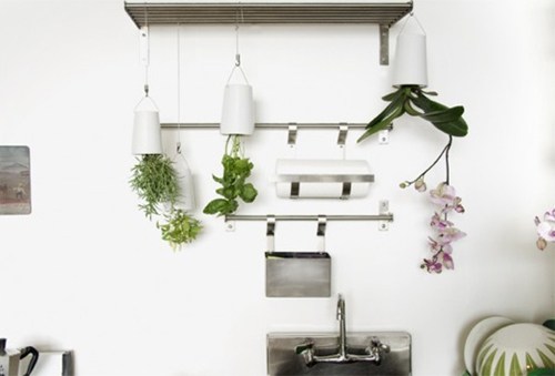 Với những chậu cây thế giới đảo ngược, thoạt nhìn chúng khá giống với những chậu cảnh thông thường nhưng phần miệng nó có thiết kế đĩa khóa để ngăn đất rơi ra ngoài.