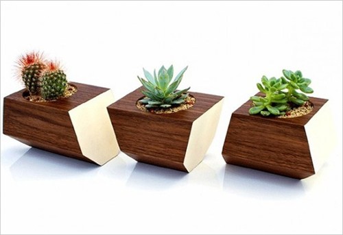 Chậu cây "cắt khúc" được làm từ gỗ của cây óc chó rắn chắc với những vân gỗ tự nhiên tuyệt đẹp.