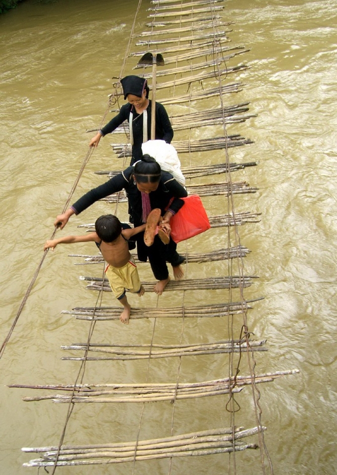 Khi mới xây dựng, người ta gọi là cầu treo nhưng trải qua thời gian không ai dám chắc có phải là cầu không. Có người nói vui rằng, đây là sản phẩm dây sắt treo kết hợp với tre và gỗ.