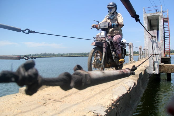"Có dây cáp, nhưng do dây cáp thưa nên vẫn không hiệu quả, khi bị mất thăng bằng sẽ bị lọt tỏm giữa 2 dây rồi rơi xuống sông", ông Võ Văn Tây (40 tuổi) sống gần cầu Máng nhận định. Chỉ trong vòng 5 năm trở lại đây đã có 16 trường hợp bị chết đuối khi quan cây cầu này. Bởi vậy thay vì gọi tên cầu Máng, người dân đặt cho cầu cái tên mới "Vĩnh biệt".