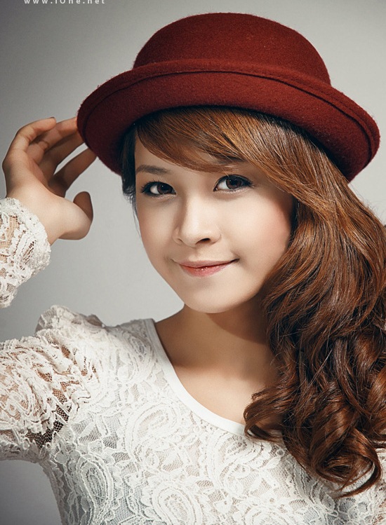 Chi Pu ngây thơ và trẻ trung với mũ vành cuộn màu đỏ sẫm.