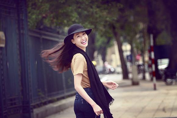 Dương Mỹ Linh khoe vẻ thanh tân căng tràn trên phố trong chiếc mũ Fedora cổ điển.