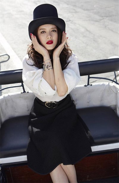 Lý Nhã Kỳ đầy quý tốc trong chiếc mũ Fedora của vua hề Saclo.
