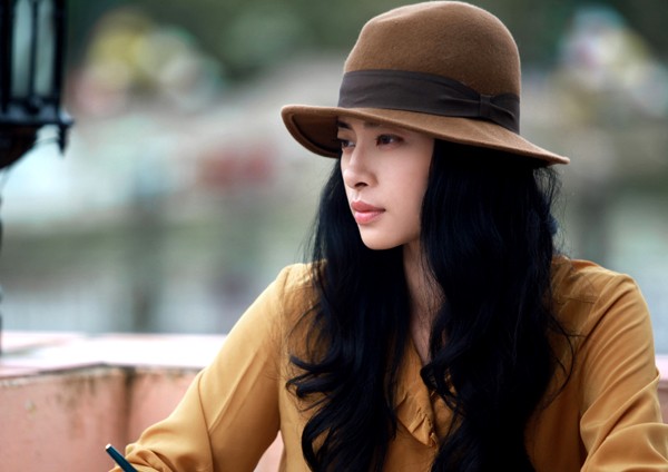 Ngô Thanh Vân là một tín đồ của mũ Fedora. Không thể đếm hết số mũ Fedora đủ các kiểu dáng và màu sắc khác nhau mà cô sở hữu. Chiếc mũ giúp tôn lên vẻ yêu kiều cổ điển của nữ diễn viên.