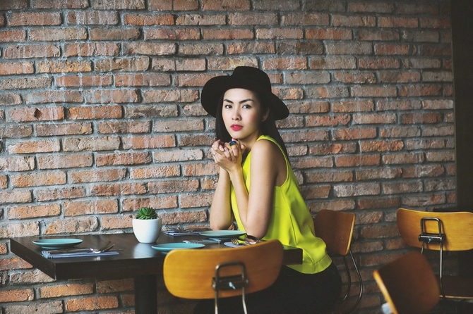 Tăng Thanh Hà đẹp khó tả trong bộ ảnh mới này nhờ chiếc mũ Fedora hàng hiệu vành ngang. Dáng mũ này vừa đủ tạo ra nét cá tính mà vẫn giữ nguyên vẻ dịu dàng, trong sáng của ngọc nữ.