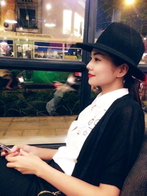 Thanh Hằng mạnh mẽ và cổ điển với dáng mũ vành rộng dáng cứng kinh điển.