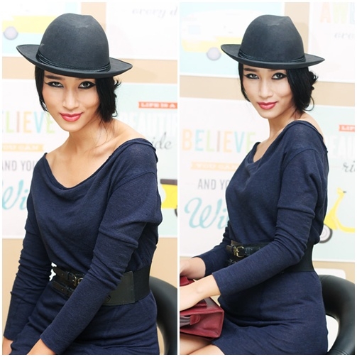 Trang Khiếu khoe phong cách của một fashionista với cây đen từ đầu đến chân cùng chiếc mũ Fedora độc đáo.