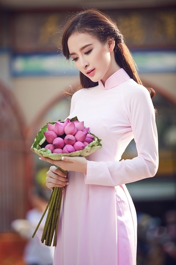 Khó có thể diễn tả được vẻ tinh khôi, trong trắng đến khó tin của Angela Phương Trinh.