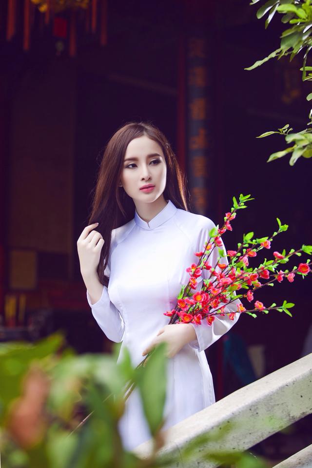 "Gái hư" của showbiz vốn nổi tiếng với hình ảnh thiếu vải, sexy, gợi cảm. Nhưng khi khoác lên mình chiếc áo truyền thông, Angela Phương Trinh thực sự là một ngọc nữ.