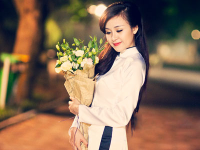 Bà Tưng hẳn sẽ tích cực mặc áo dài hơn vì tấm áo kín đáo này biến cô từ gái hư thành gái ngoan, vẫn cuốn hút mà đầy thanh lịch.