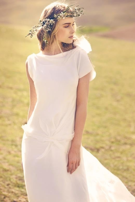 Rất hiếm khi váy cưới Boho đơn giản thế này, nhưng tinh thần boheming vẫn rất đậm đặc bởi dáng suông đặc trưng và vành hoa cỏ quấn tóc như cổ tích.