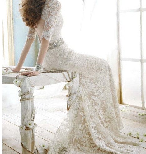 Ren vẫn là chất liệu chủ đạo nhất của váy Boho. Điều khác biệt của váy Boho ren với váy cưới hiện đại cùng chất liệu là những chi tiết thủ công dày đặc, từ họa tiết hoa, những đường may gấu, may viền và dải ren trang trí vạt váy cầu kỳ.