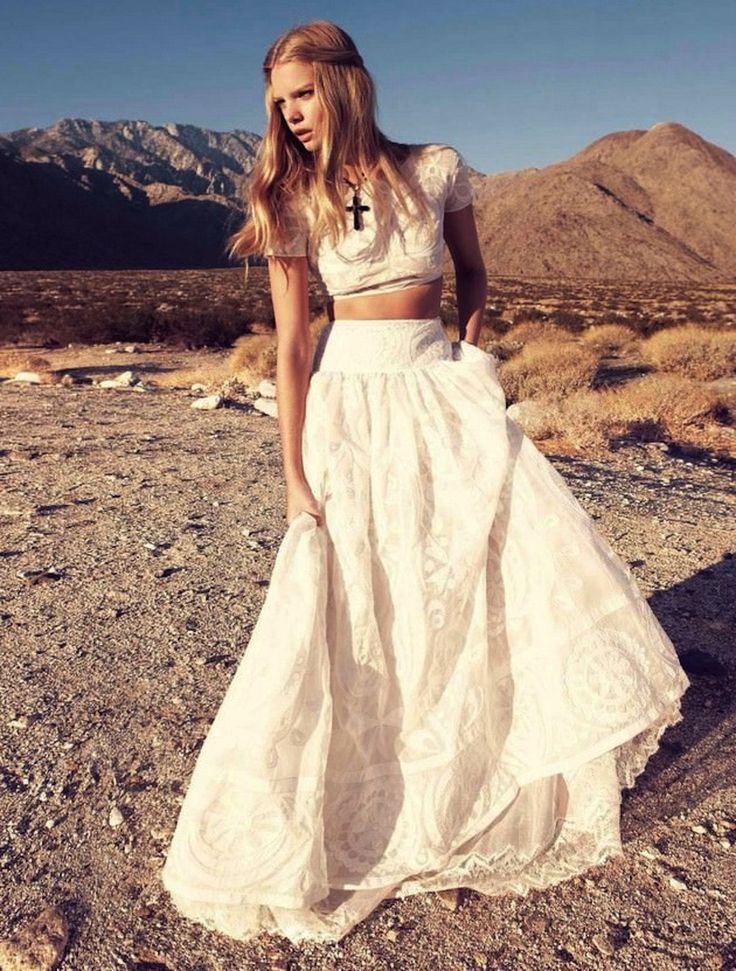 Chiếc váy Boho truyền thống thường làm từ chất liệu ren và satin cổ điển với phần vai trễ ngang và dáng thụng suông. Nhưng ngày nay, các nhà thiết kế đã biến tấu muôn màu với cảm hứng Boho. Chiếc váy Boho kiểu crop top này là một ví dụ.