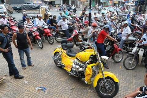 Tiền quay phim, chụp hình cũng ngót ngét cả trăm triệu đồng... đều do Công mô tô đạo diễn từ A đến Z. Tổng chi phí cho toàn bộ sự kiện này đã ngốn cỉa đại gia 2,5 tỷ đồng, khiến tiếng tăm của Công mô tô trong giới chơi xe nổi như cồn.