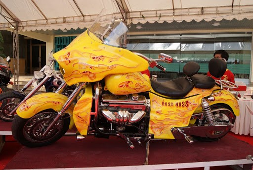 Sự xuất hiện của Boss Hoss không chỉ khiến giới chơi xe ngả mũ thán phục về độ chịu chơi của Công mô tô, mà còn bởi đây là chiếc mô tô có dung tích lớn nhất từng được đưa về Việt Nam. Nó gặp không ít khó khăn khi đăng ký, bởi chỉ tiêu khí thải vượt mức cho phép.