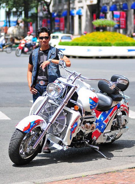 Bộ sưu tập xe của Công mô tô lên đến hàng chục chiếc và thường “không đụng hàng”. Thời kỳ hoàng kim của mình, showroom của Công mô tô bán được từ 400 đến 500 chiếc xe mỗi năm.