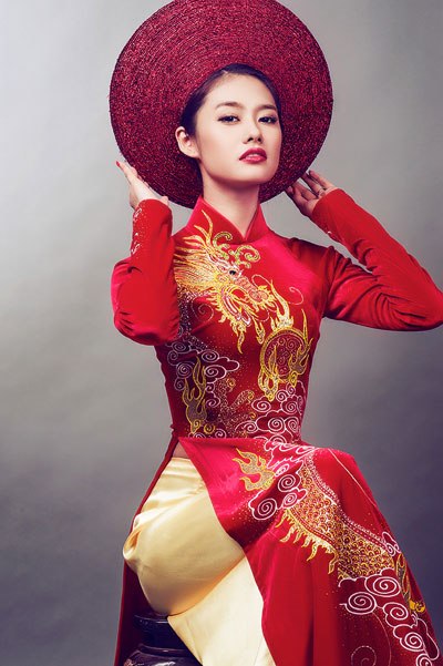 Chân dài ngực khủng của ông trùm Khắc Tiệp - Linh Chi - khiến người hâm mộ không thể nhận ra nổi bởi vẻ nền nã, quý phái và thanh lịch trong chiếc áo dài truyền thống.