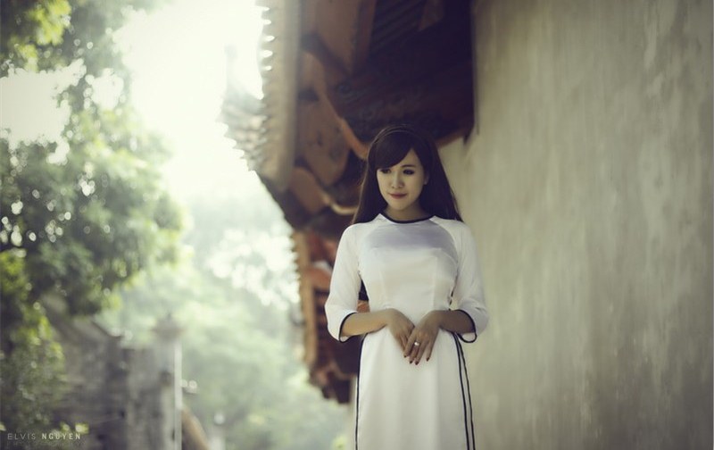 Hotgirl ngực khủng Mai Thỏ cũng thuộc dáng người kén áo dài. Tuy vậy, kiểu áo trắng quần lụa đen phong cách nữ sinh này đã giúp hotgirl thay đổi hình tượng, trở nên thanh lịch hơn rất nhiều mà vẫn nguyên vẻ quyến rũ.