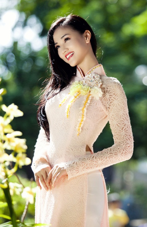 Là một ca sĩ sở hữu vòng 1 bốc lửa, khoác lên mình áo dài truyền thống. Giúp gương mặt dịu dàng và dáng vẻ cao sang của Maya lại góp phần làm đẹp hơn cho áo dài.
