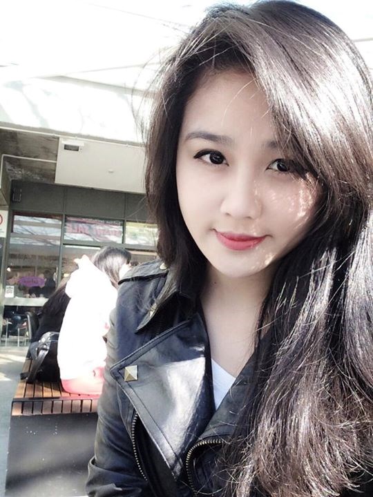 Cô gái này sở hữu gương mặt dễ thương, đôi mắt tròn, Mừng SHBET phiên bản mới 2025 trắng không kém cạnh nhiều hot girl.