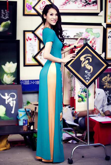 Thái Hà đầy quyến rũ và thanh lịch với chiếc áo dài dịu dàng, tinh khiết.