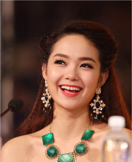 Kiểu tóc này khiến Minh Hằng rất quyến rũ.
